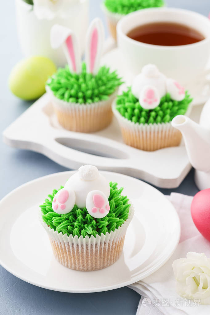 复活节蛋糕装饰给孩子们,茶做甜点.
