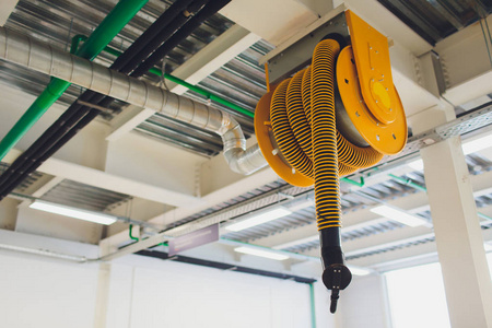 汽车修理车间排出废气的装置.汽车维修设备.通风.车辆排气系统照片