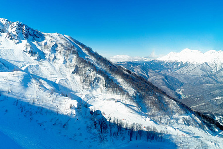 在滑雪场欣赏美丽的雪山和蓝天清澈的景色