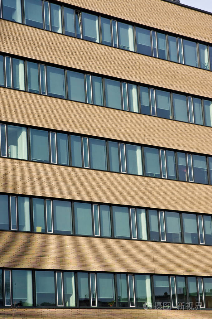 波兰波兹南现代办公楼的窗户