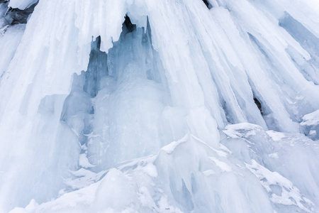 冰川背景碎片与冰洞入口冰柱的悬垂