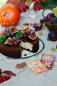 用无花果和葡萄装饰的秋巧克力蛋糕