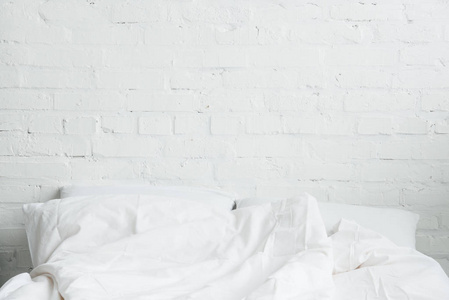 带白色枕头和毯子的空舒适的床