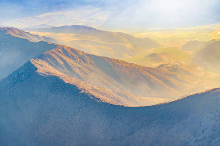 智利安第斯山脉窗户平面的鸟瞰图
