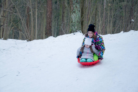 妈妈和孩子雪橇