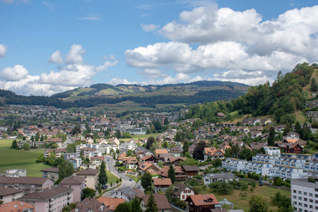 欧洲城镇瑞士，夏天有农舍，城堡，房屋和山脉。