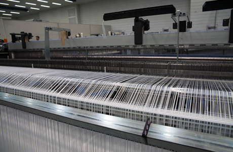 织造自动机织造是一种纺织生产方法，其中两组不同的纱线或螺纹以直角交错形成织物或布。