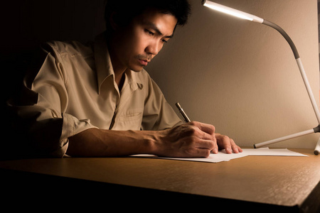 年轻忙碌的女人晚上在办公室工作. 加班. 截止日期 现代生活方式.