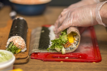 日本厨师男子白制作寿司和卷的过程.