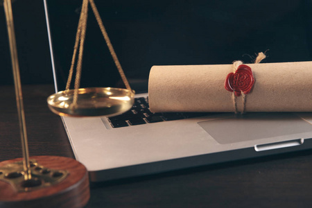 司法和法律概念。律师工作场所与笔记本电脑和带深色木制文件