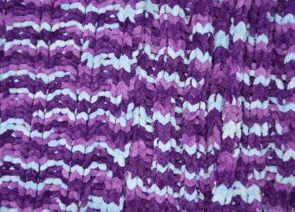 紫色紫蓝绿松石的针织图案为背景
