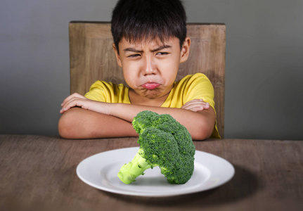 大猩猩吃西兰花图片