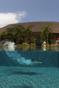 豪华酒店游泳运动员跳水池