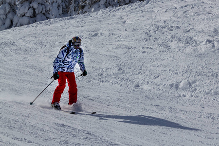 男人正在滑雪场滑雪