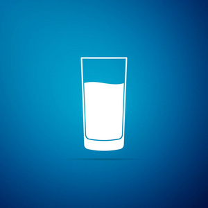 玻璃与水图标隔离在蓝色背景。苏打水杯。扁平设计。矢量插图