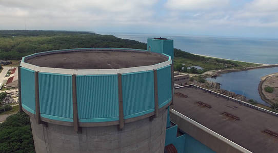 无人驾驶飞机在夏日看到的废弃核电站的鸟瞰图