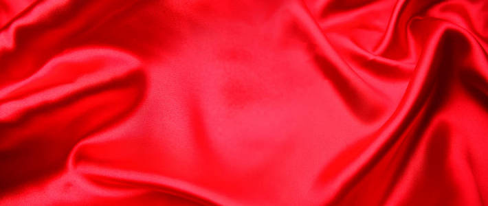 红色丝绸织物的波纹特写