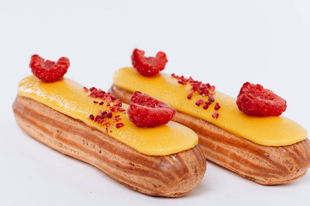 黄釉和覆盆子的一套美味的ECLairs