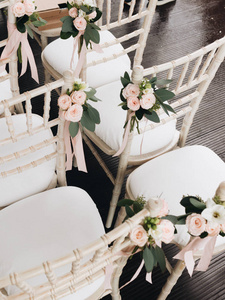 用鲜花装饰的椅子婚礼风格