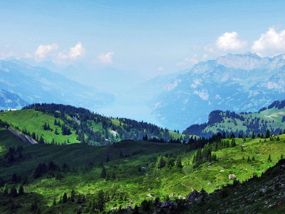从瑞士圣加伦州阿彭策尔阿尔卑斯山山脉的阿尔维耶山看瓦朗塞湖