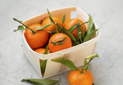 一篮子新鲜柑橘类水果中的叶子
