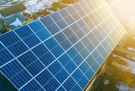 关闭表面的阳光,蓝色,闪亮的太阳能照片,voltaic面板系统在建筑屋顶.