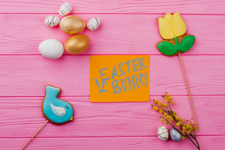 五颜六色的复活节饼干和装饰蛋