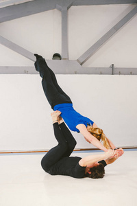 一个男人躺在他的背上, 抱着一个女人在伸展的手臂上.手照片