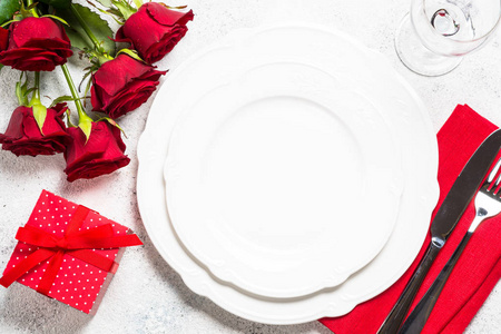 假日餐桌设置与板材, 餐具和红玫瑰