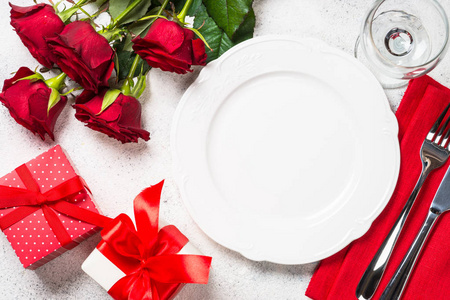 假日餐桌设置与板材, 餐具和红玫瑰