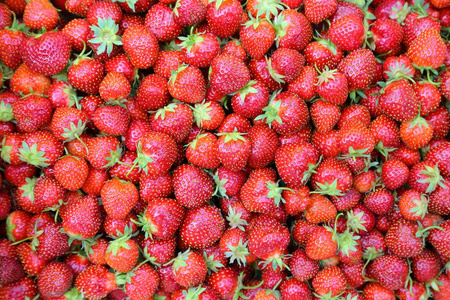 背景有新鲜多汁的草莓。上景。