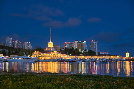 日落时分，游艇和船只停泊在索契港。俄罗斯。