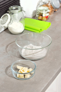 烘焙蛋糕原料的准备..厨房柜台上有玻璃容器中的黄油和面粉。
