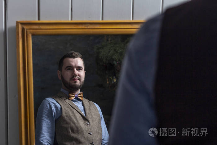 新郎照镜子摸蝴蝶结