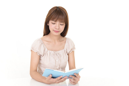 年轻的女人在读一本书