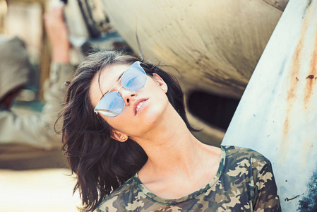 我可以飞得很高。的女孩在夏天戴时髦的太阳镜。感性的女人喜欢暑假。漂亮的女人在飞机上度假旅行。飞机旅行和旅行