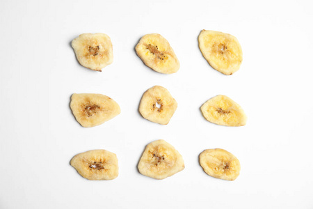 平躺构图，香蕉片在白色背景上。 干果，健康小吃