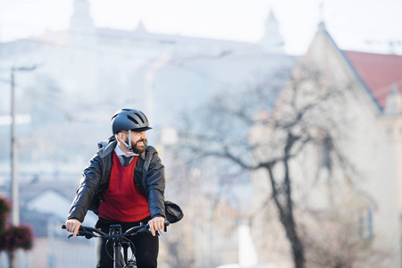 希普斯特商人上班族与自行车旅行到城市工作