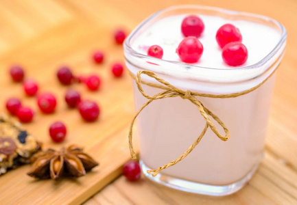 木桌上有蔓越莓和慕斯利的酸奶