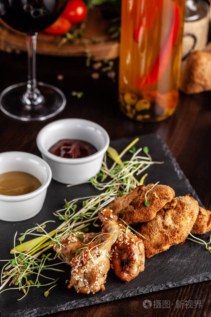 意大利菜的概念. 小吃到啤酒. 釉面鸡腿和鸡翅面包.