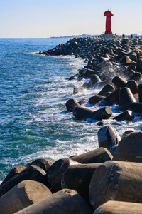 波涛汹涌的大海和防波堤