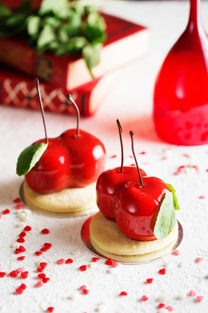 樱桃形状的慕斯甜点慕斯蛋糕