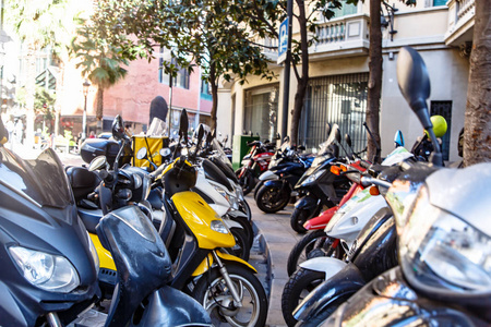 在欧洲市中心停放摩托车和摩托车