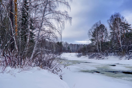 冬天的河流和长满白霜的树枝