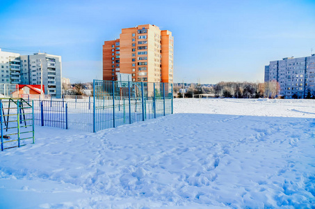 俄罗斯城市郊区阳光明媚，白天霜冻和太阳。
