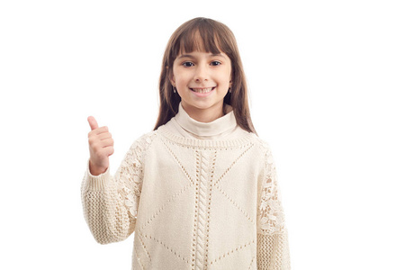 快乐的微笑女孩显示拇指孤立在白色背景上。