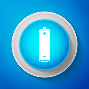 在蓝色背景上隔离的电池图标。圆圈蓝色按钮。向量例证