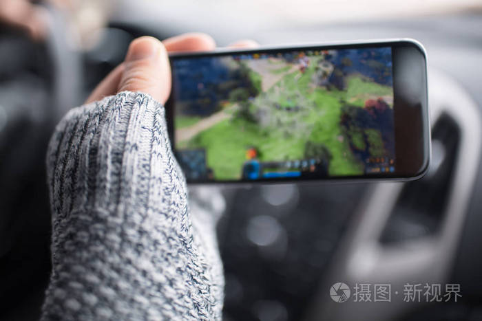 在智能手机上玩电子游戏的人的特写镜头