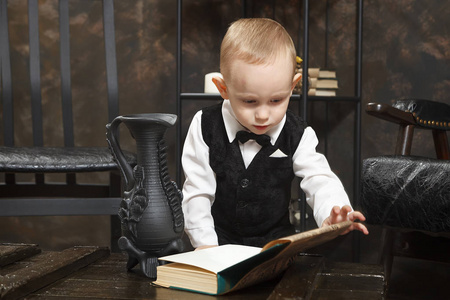 个小男孩在读一本大书相似素材图片