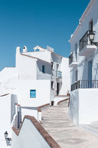 蓝天下有白色房子的街道。 西班牙护卫舰的传统安达建筑。